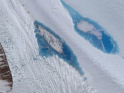 В ледниках Антарктиды появляются молодые озера – ученые