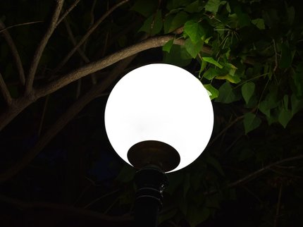 Вандалы разгромили осветительные приборы в Сквере 50-летия Победы в Уфе